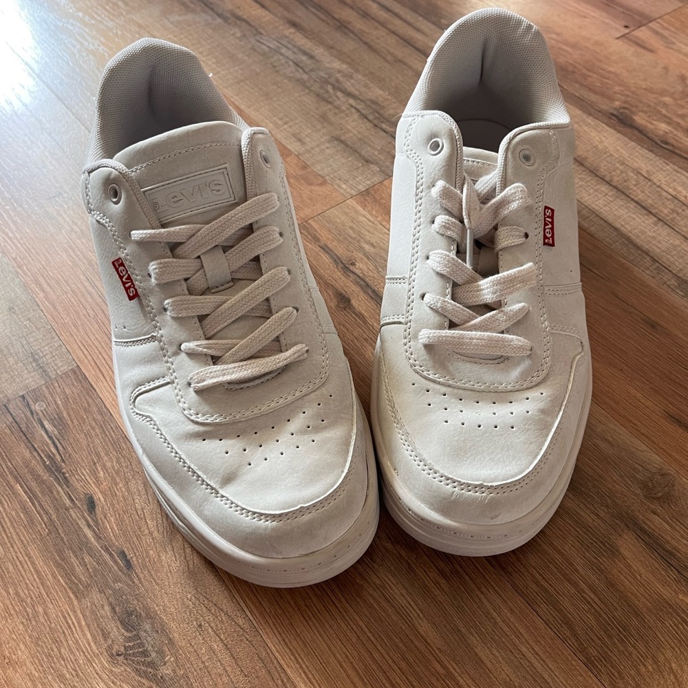 Levi's Men's Off-White Low-Top Sneakers with Red Logo Tab